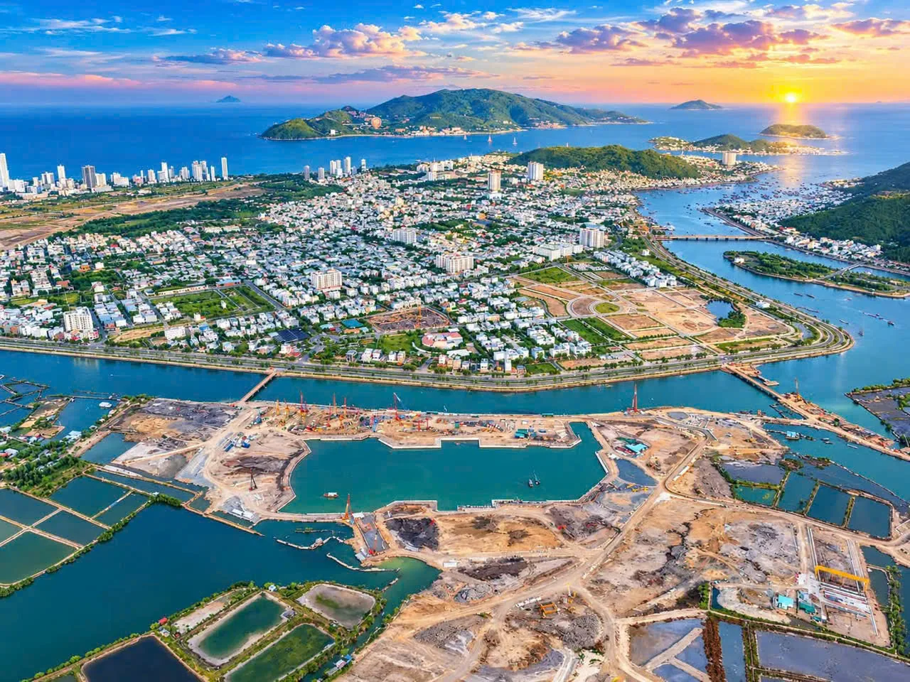 Flycam toàn cảnh Charmora City tháng 9/2026 — hồ trung tâm đã tích nước, nhìn về vịnh Nha Trang