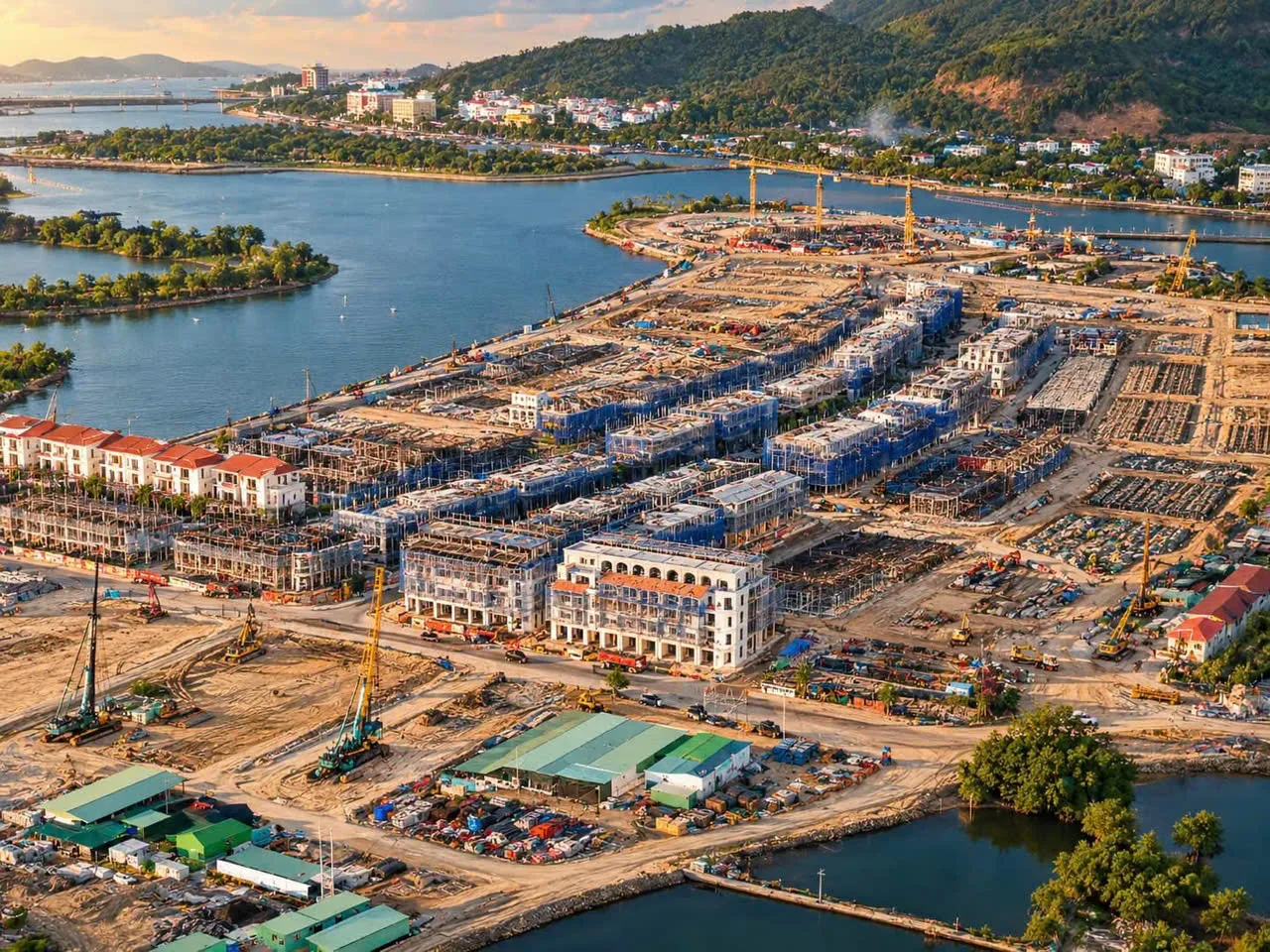 Dãy nhà thấp tầng Charmora City đã hoàn thiện mặt ngoài và lợp mái ngói — tháng 9/2026